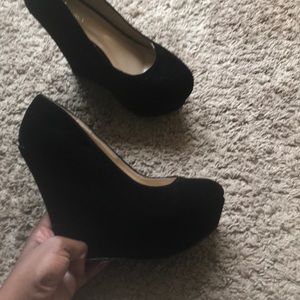 Black wedges